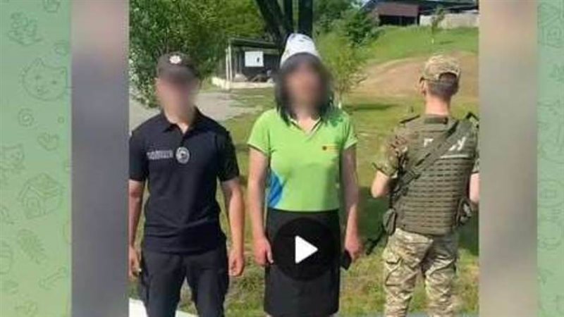 متنكر في زي إمرأة