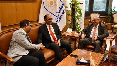 قنديل يستقبل وفدًا من جامعة 15 مايو لبحث تطوير مستشفى بدر الجامعي