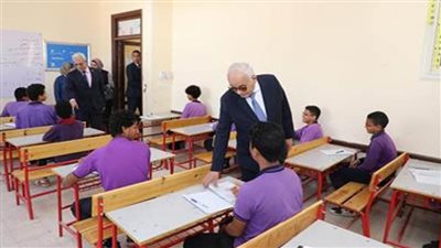 عاجل.. وزير التعليم يتابع امتحانات النقل بمدرسة مصطفى كامل الرسمية 