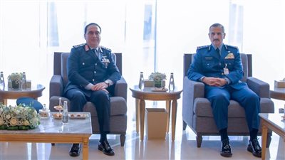 عاجل.. قائد القوات الجوية يلتقى قائد القوات الجوية الملكية السعودية  