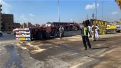 إعادة الحركة المرورية بالطريق الحر عقب انقلاب سيارة في قليوب