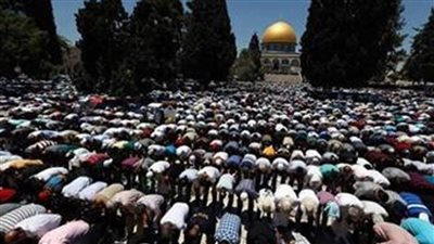 30 ألف فلسطيني يؤدون صلاة الجمعة في رحاب الأقصى رغم قيود الاحتلال وتشديداته