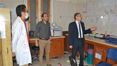 وكيل صحة سوهاج يتفقد سير العمل بمستشفيي الصدر والحميات ليلاً