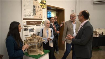 رئيس جامعة حلوان يفتتح معرض 