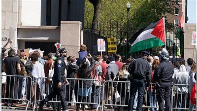 عاجل.. طلاب الجامعات الأمريكية ينظمون احتجاجات صغيرة مؤيدة للفلسطينيين أثناء حفلات التخرج