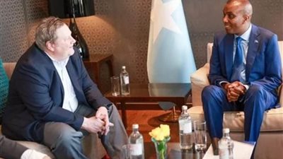 الصومال وأمريكا يبحثان تعزيز التعاون في قضايا مكافحة الإرهاب