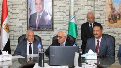مدير التربية والتعليم بالجيزة يتابع سير الامتحانات من خلال غرفة العمليات