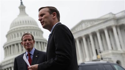 سيناتور أمريكي: ليس لدينا أي التزام بكتابة شيك على بياض للدعم العسكري لأي من حلفائنا