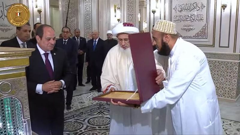 سلطان البهرة يهدي