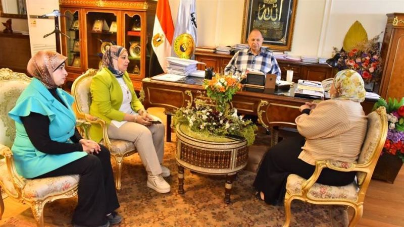 جانب من لقاء المحافظ