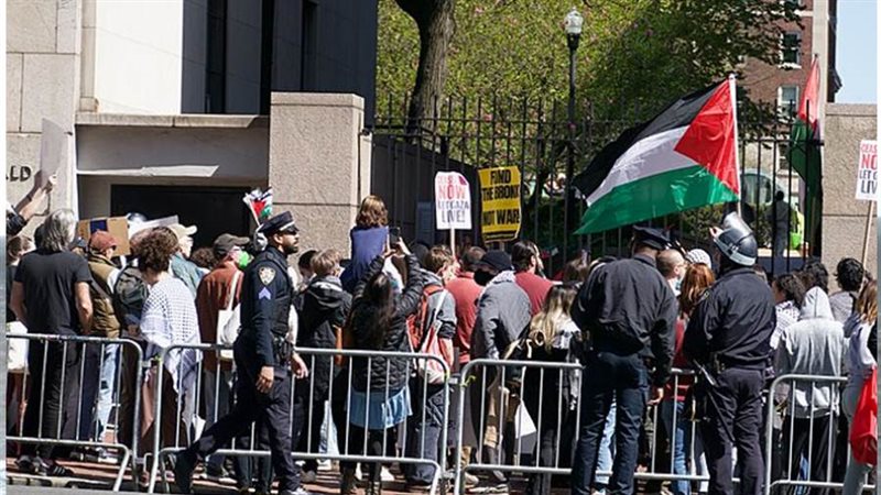 احتجاجات صغيرة مؤيدة