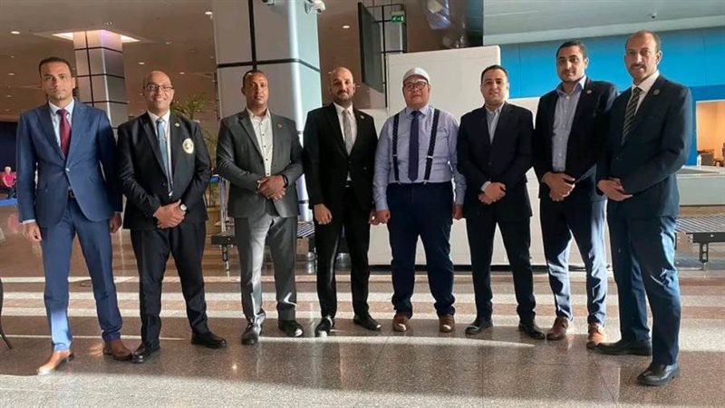 رجال الجمارك بمطار