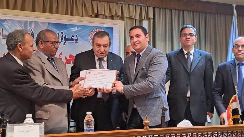 جانب من تسلم الجائزة