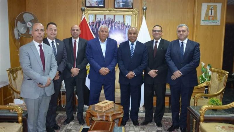 جانب من لقاء محافظ