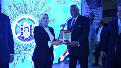  عمال أسوان يجددون العهد للرئيس السيسي