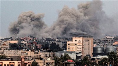 اشتعال النيران في مبنى الهلال الأحمر شمالي مدينة رفح الفسلطينية