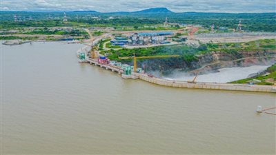 وزير الإسكان يتفقد سد جوليوس نيريري الكهرومائي على نهر روفيجي