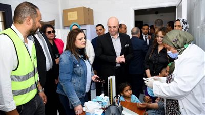 وزيرة الهجرة تتفقد قافلة «راعي مصر» الطبية في بني سويف