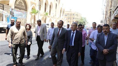 محافظ المنيا يتابع أعمال الرصف بحي جنوب ويتفقد شارع التنظيم والإدارة