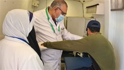الكشف على 928 مريضًَا خلال قافلة طبية مجانية بإحدى قرى الظهير الصحراوي