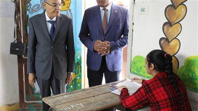 في أول أيام الامتحانات.. محافظ المنيا يتفقد عدداً من لجان الشهادة الإعدادية