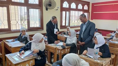 بالصور .. مدير المنطقة الأزهرية بالوادي الجديد يتابع امتحانات شهادتي الابتدائية والإعدادية 