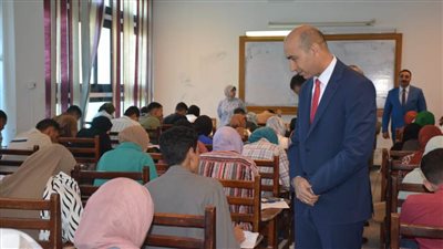 رئيس جامعة دمنهور يتفقد امتحانات الفصل الدراسي الثاني لعام 2024م