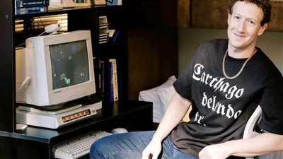 ليست المرة الأولى.. مؤسس فيسبوك يرفع شعار 