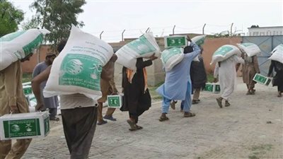 مركز الملك سلمان للإغاثة يوزع آلاف الحقائب الإيوائية والسلال الغذائية في باكستان