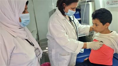 الكشف على 1161 مواطنًا مجانا بمشاركة 10 عيادات طبية بقرية صلاح الدين 