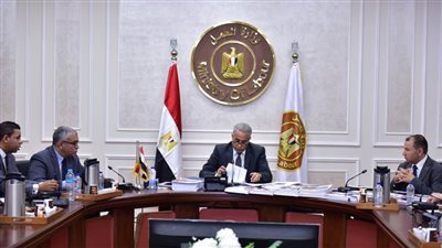 وزير العمل يتابع آخر مستجدات 