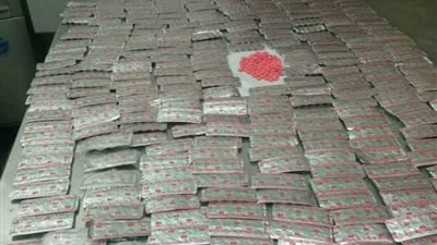 جمارك الطرود البريدية بقرية البضائع في مطار القاهرة تضبط محاولة تهريب كمية من الأقراص المخدرة