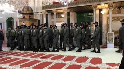 الاحتلال يقتحم الحرم الإبراهيمي ويمنع إقامة صلاة المغرب