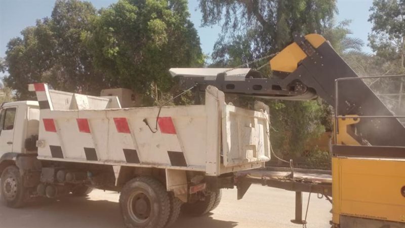 جانب من رفع الأتربة