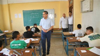 بالصور.. محافظ الغربية يتفقد لجان امتحانات الشهادة الإعدادية في السنطة