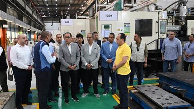 رئيس الوزراء يتفقد مجمع مصانع 