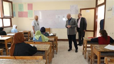 محافظ بني سويف يتابع امتحانات الإعدادية داخل 315 لجنة
