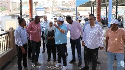 محافظ أسوان يتابع انتظام الأسواق ويؤكد الضرب بيد من حديد والقضاء على الإشغالات العشوائية