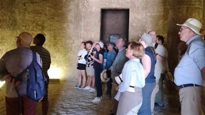 وفود سياحية أوروبية تزور المناطق الأثرية بالمنيا