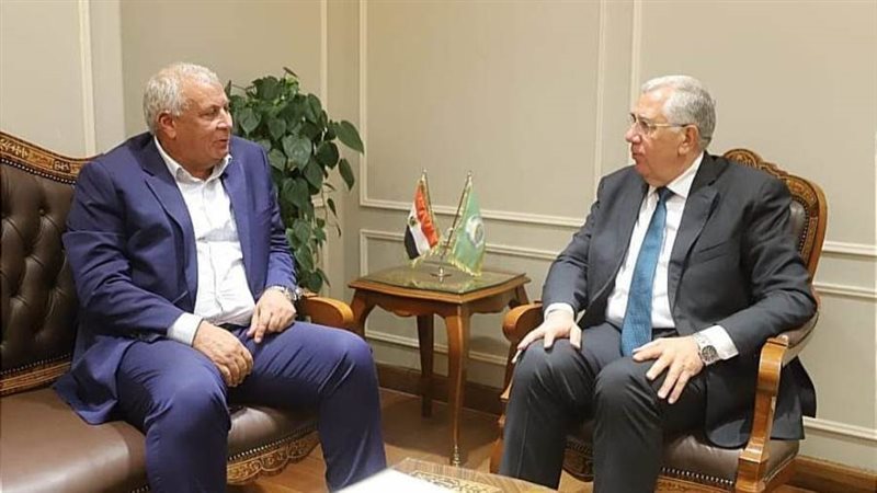 جانب من لقاء محافظ