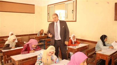 وكيل تعليم بني سويف يتفقد لجان امتحانات الإعدادية بمدارس ناصر