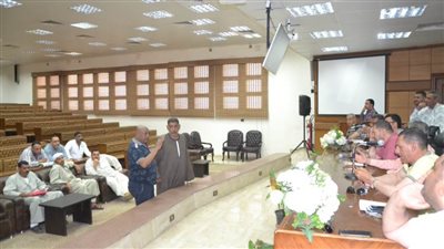 سكرتير البحيرة يشهد طرح مزايدة لبيع 50 رأس ماشية من مشروع عاداه