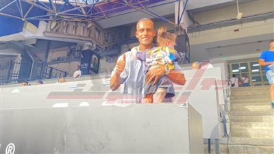 محمد أشرف روقا يؤازر الزمالك من مدرجات ستاد القاهرة 