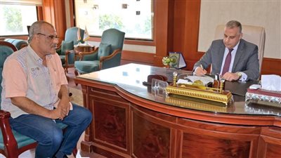 محافظ سوهاج يعتمد قرار منح العلاوة التشجيعية لـ 697 موظفًا 