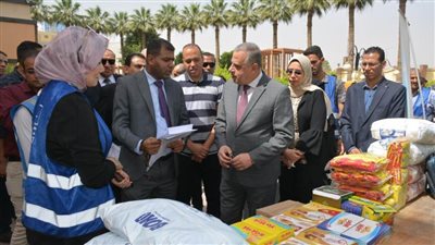 محافظ سوهاج يسلم عددًا من أجهزة العرائس والمساعدات للفئات الأولى بالرعاية
