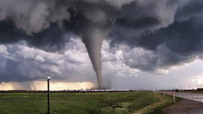 عاجل| إعصار مروع يمزق 