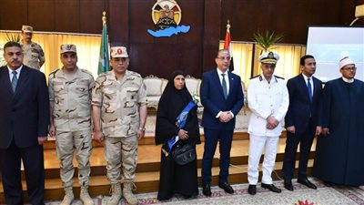 محافظ الفيوم يكرم أسر الشهداء ومصابى العمليات العسكرية 