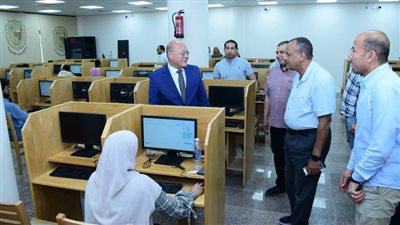 رئيس جامعة سوهاج يتفقد الامتحانات الإلكترونية لكلية الصيدلة