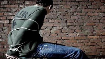 كشف ملابسات واقعة اختطاف شاب وإكراهه على توقيع إيصالات أمانة بالمقطم