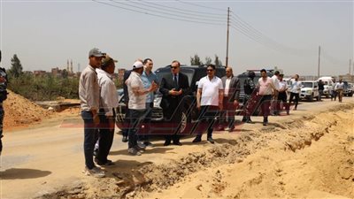 تغطية المجاري المائية بجانبي طريق 